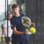 Rune Keppens speelt een bal terug