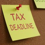 Note autocollante jaune vif avec le texte en gras « DATE LIMITE DE DÉCLARATION FISCALE » clairement visible