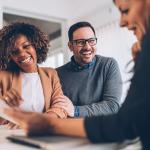 Een gelukkig koppel en hun adviseurs