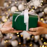 Pakjes worden uitgewisseld met Kerst.