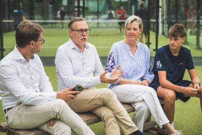 Dirk Huybrecht, Marketing Manager bij Nagelmackers, in gesprek met de famillie Keppens.
