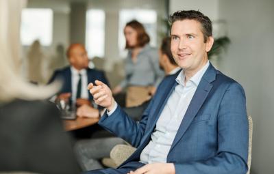 Quelques collaborateurs de Nagelmackers en pleine discussion