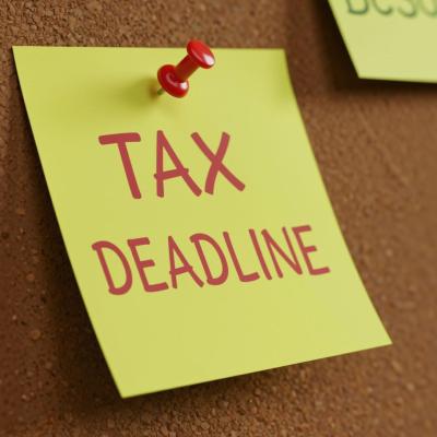 Note autocollante jaune vif avec le texte en gras « DATE LIMITE DE DÉCLARATION FISCALE » clairement visible