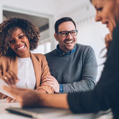 Een gelukkig koppel en hun adviseurs