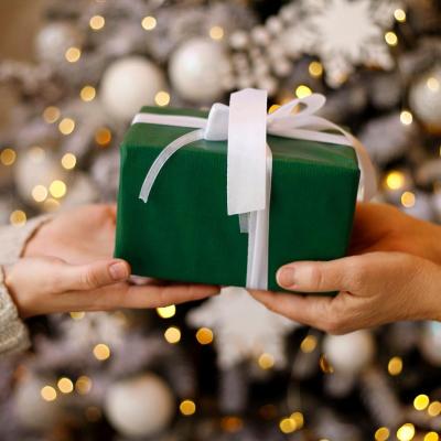 Pakjes worden uitgewisseld met Kerst.