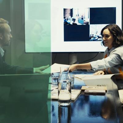 A young entrepreneur presenting her business case to a Nagelmackers advisor