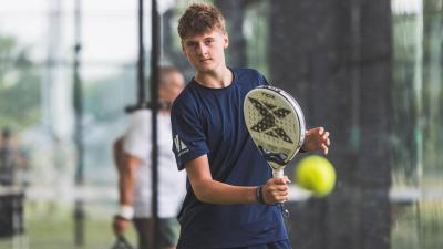 Rune Keppens speelt een bal terug