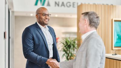 Un conseiller Nagelmackers accueille un client dans une agence Nagelmackers.