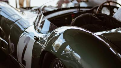 Foto van een mooie classic car in racing green met open dak
