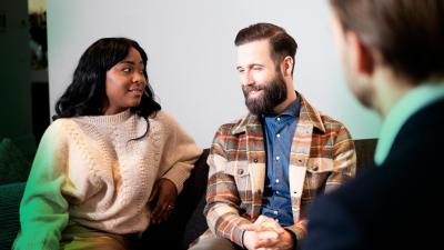 A young couple talking to a Nagelmackers Advisor
