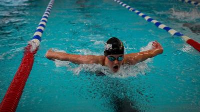 Chloë DE Bruycker zwemmend