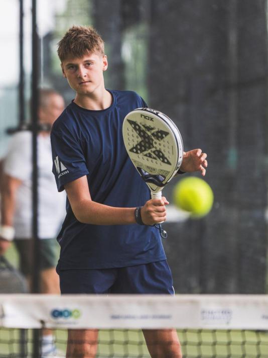 Rune Keppens speelt een bal terug