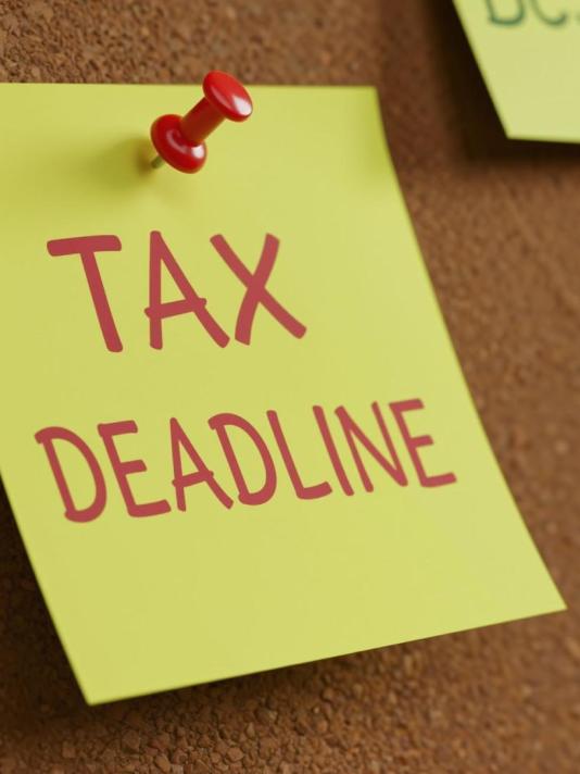 Note autocollante jaune vif avec le texte en gras « DATE LIMITE DE DÉCLARATION FISCALE » clairement visible