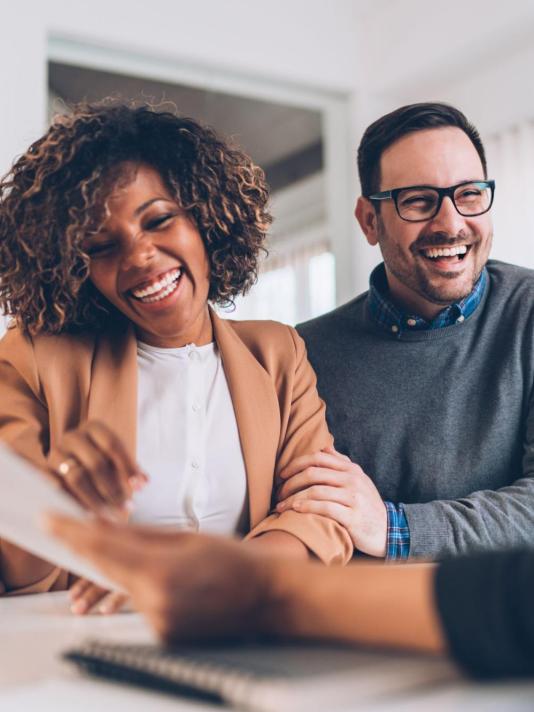 Een gelukkig koppel en hun adviseurs