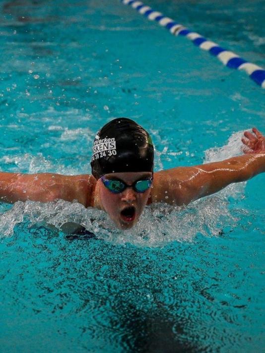 Chloë DE Bruycker zwemmend