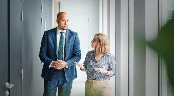 Des collaborateurs de Nagelmackers discutent en se promenant