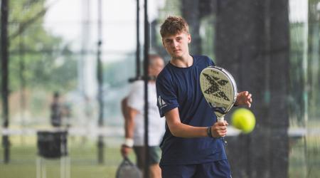 Rune Keppens speelt een bal terug