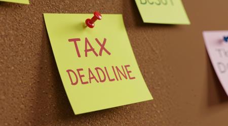 Note autocollante jaune vif avec le texte en gras « DATE LIMITE DE DÉCLARATION FISCALE » clairement visible