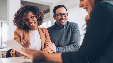 Een gelukkig koppel en hun adviseurs