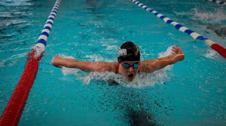 Chloë DE Bruycker zwemmend