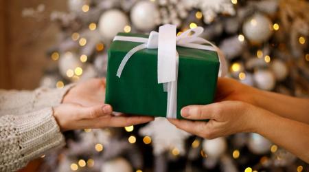 Pakjes worden uitgewisseld met Kerst.